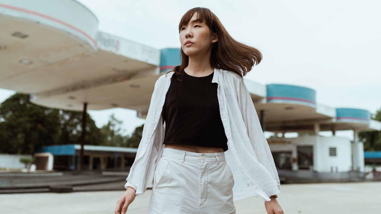 台灣女生夏日街頭日常穿搭 — 白襯衫短T短褲涼感批發選品